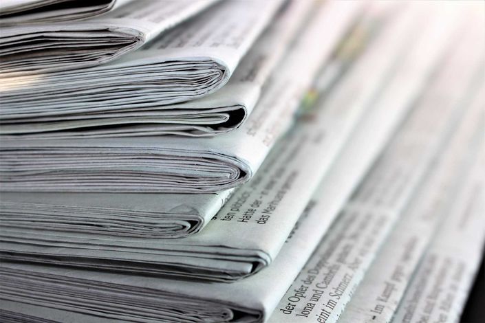 Nahaufnahme eines Zeitungsstapels mit Blick von der Seite 